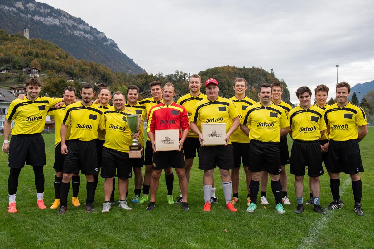 Team Bern mit Siegerpokal. (Bild: Taria Hösli)